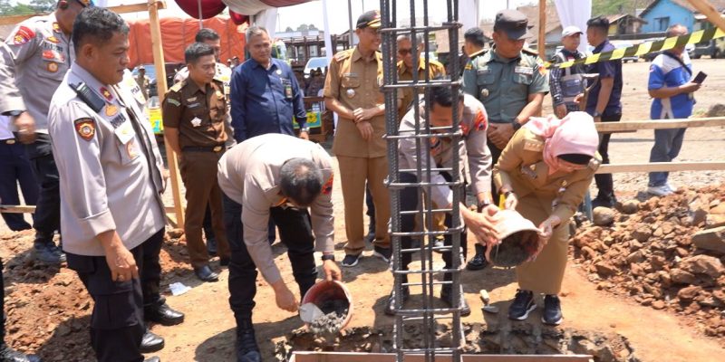 Pj Bupati dan Kapolres Batang Lakukan Peletakan Batu Pertama Pembangunan Mapolsek Banyuputih