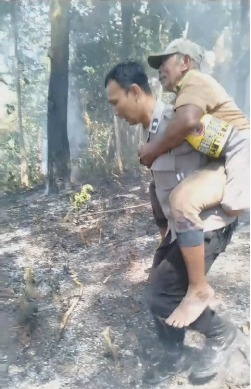Alami Sesak Nafas Saat Kebakaran Hutan Pinus, Seorang Warga Dievakuasi Bhabinkamtibmas