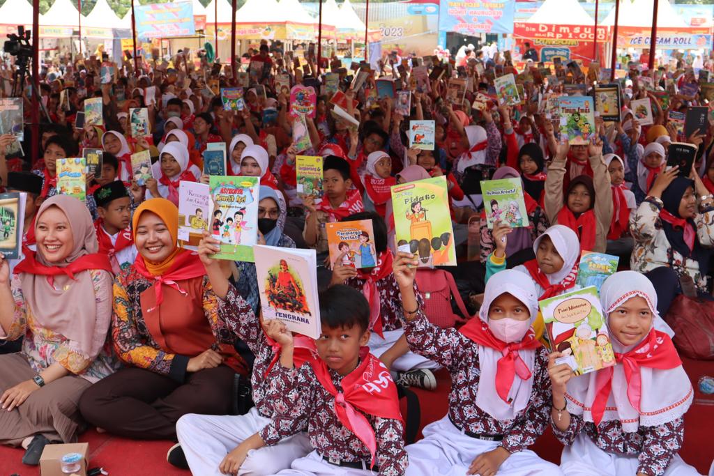 Ayo Membaca, Ribuan Pelajar Antusias Ikuti Gerakan 15 Menit Membaca