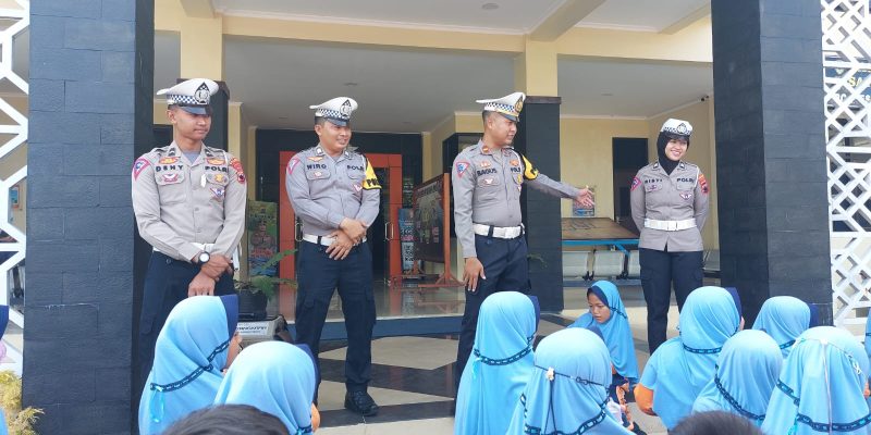 Pengenalan Tata Tertib Lalu lintas , Puluhan Anak SD IT PLUS Mutiara Umat Bojong Datangi Polres Pekalongan