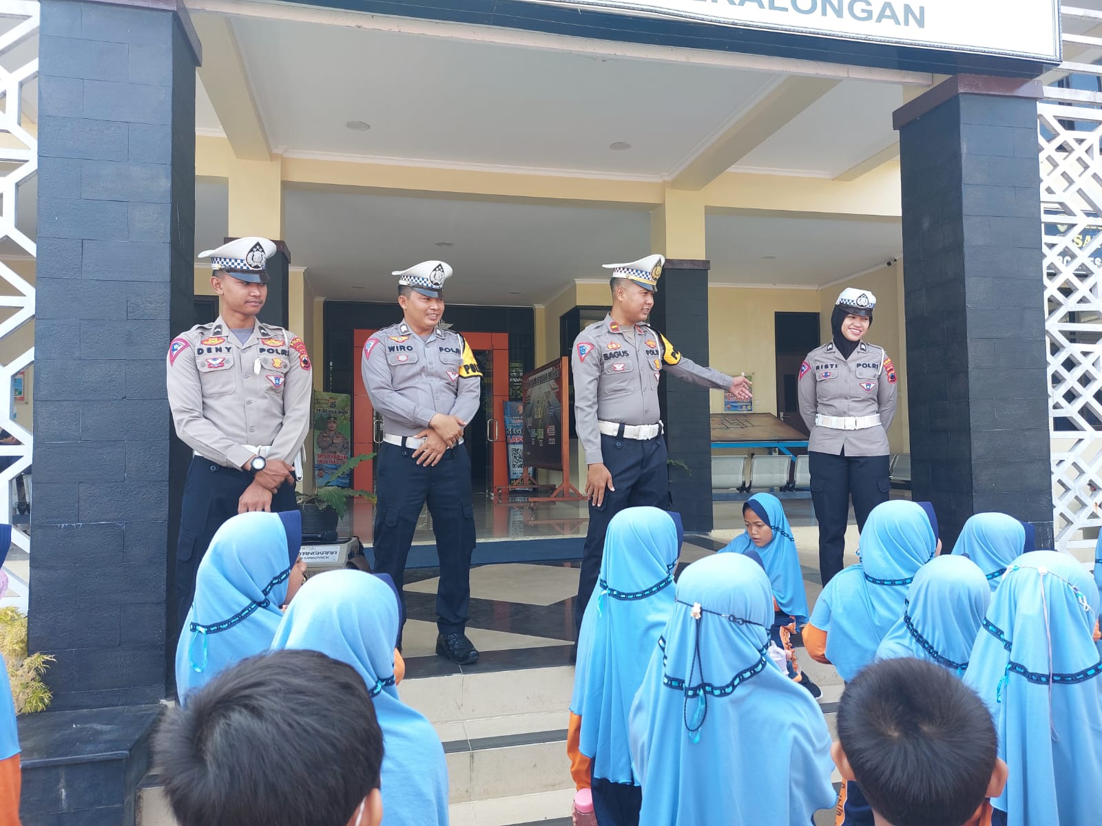 Pengenalan Tata Tertib Lalu lintas , Puluhan Anak SD IT PLUS Mutiara Umat Bojong Datangi Polres Pekalongan
