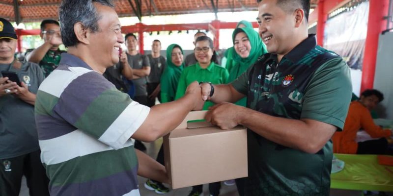 TNI Peduli Kesehatan Masyarakat, Korem Wijayakusuma Baksos Ditengah Kerumunan Warga