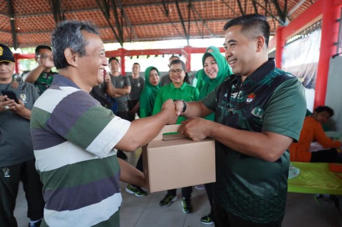 TNI Peduli Kesehatan Masyarakat, Korem Wijayakusuma Baksos Ditengah Kerumunan Warga