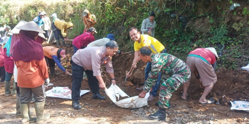 Pembersihan Jalan, Forkopimcam Petungkriyono Bersama Warga Laksanakan Kerja Bakti