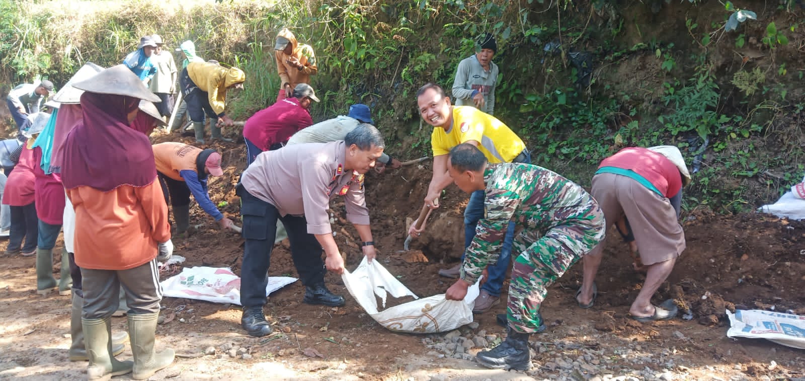 Pembersihan Jalan, Forkopimcam Petungkriyono Bersama Warga Laksanakan Kerja Bakti