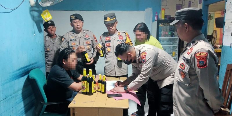 Polsek Sragi Gelar Razia, Puluhan Botol Miras Disita