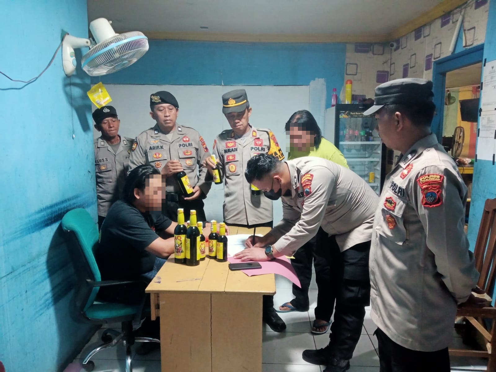 Polsek Sragi Gelar Razia, Puluhan Botol Miras Disita