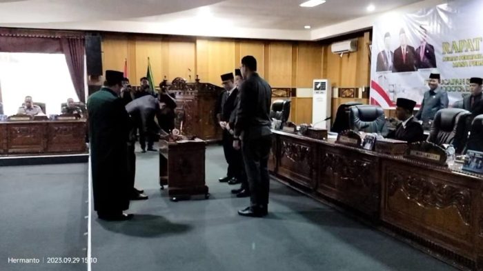 Paripurna Ke X DPRD OKU, Mujiyanto, SE, M. Pd Resmi Dilantik Sebagai Anggota DPRD OKU Sisa Jabatan Periode 2019-2024
