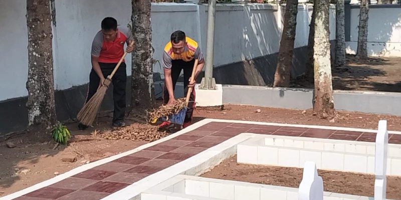 Puluhan Personel TNI Polri Bersihkan TMP Kadilangu