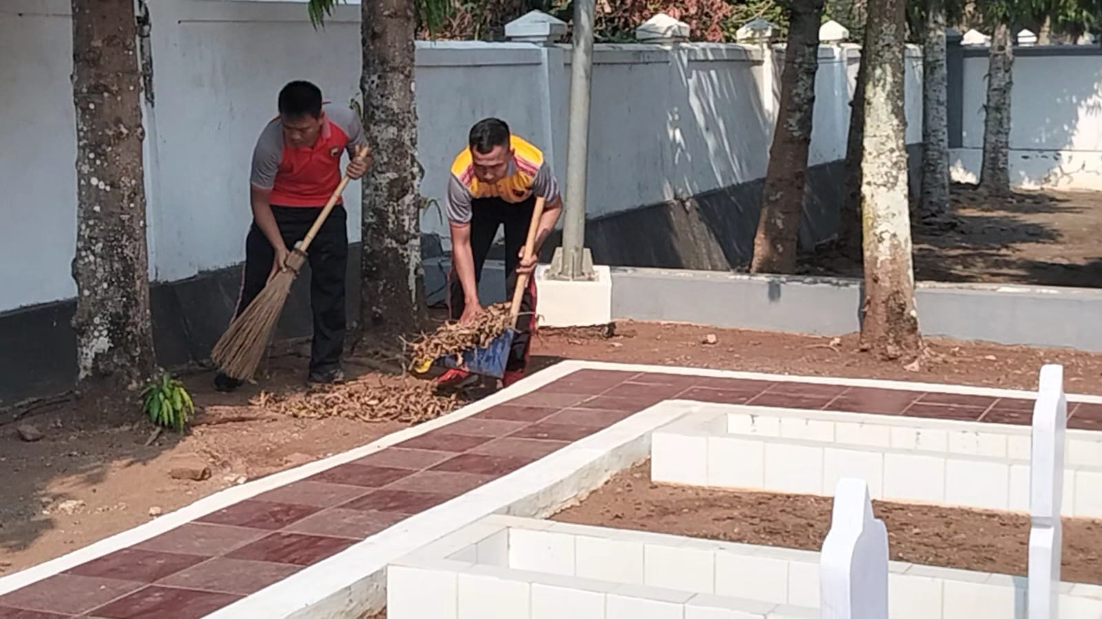 Puluhan Personel TNI Polri Bersihkan TMP Kadilangu