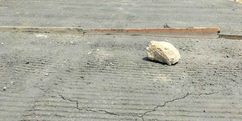 Belum Rampung Pekerjaan, Proyek Rabat Beton Jalan Produksi Peternakan di Desa Sumbersari Retak-retak