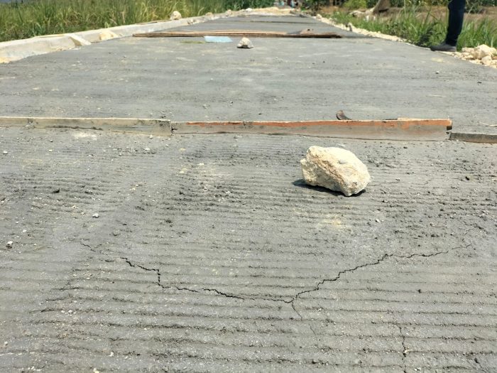 Belum Rampung Pekerjaan, Proyek Rabat Beton Jalan Produksi Peternakan di Desa Sumbersari Retak-retak