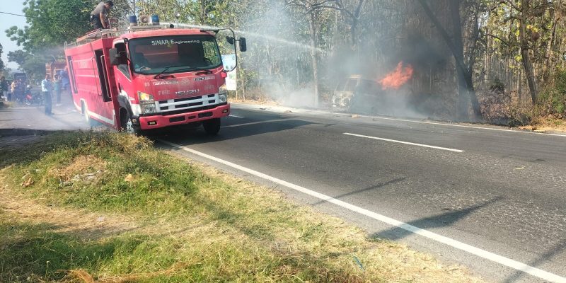 Diduga Korsleting Mobil Kijang Terbakar, Usai Mengisi Bahan Bakar di SPBU Kalen
