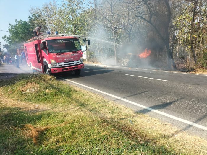 Diduga Korsleting Mobil Kijang Terbakar, Usai Mengisi Bahan Bakar di SPBU Kalen