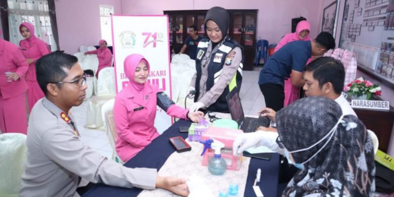 Bhayangkari Peduli Kemanusiaan, Sumbangkan Puluhan Kantong Darah di Situbondo