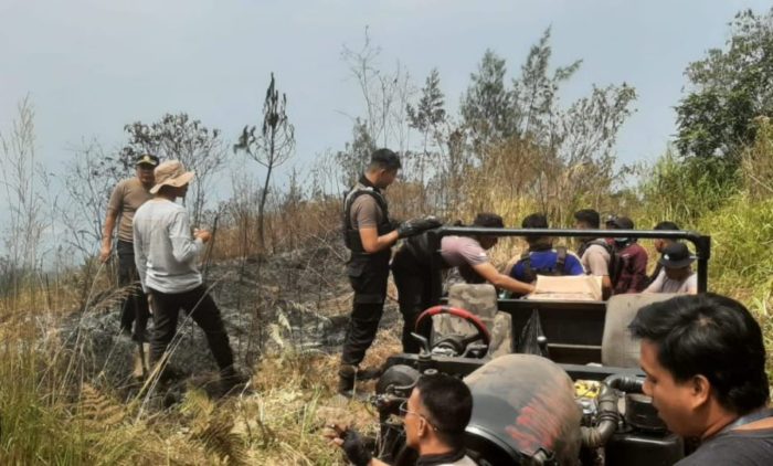 Penanggulangan Karhutla Kapolres Pasuruan Pimpin Pemadaman Api di Area Gunung Welirang