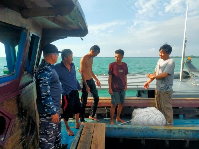 Kapal Ikan yang Kandas Tabrak Karang di Evakuasi Patkamla Lobam 1-4-07