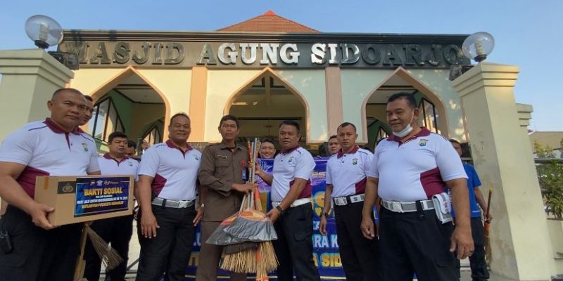 Dalam Rangka Ops Zebra Semeru 2023, Bakti Religi, Bagikan Sembako dan Bersihkan Tempat Ibadah Satlantas Tuai Apresiasi Warga