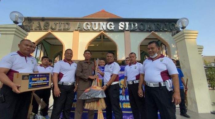 Dalam Rangka Ops Zebra Semeru 2023, Bakti Religi, Bagikan Sembako dan Bersihkan Tempat Ibadah Satlantas Tuai Apresiasi Warga