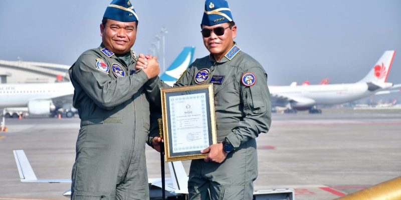 Usai Terbangkan Heli Panther, Kasal Terima Brevet Kehormatan Penerbangan TNI AL