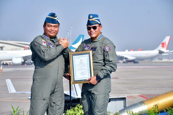 Usai Terbangkan Heli Panther, Kasal Terima Brevet Kehormatan Penerbangan TNI AL