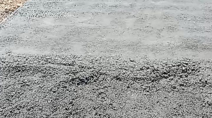 Diduga Tidak Sesuai Spek dan Asal Jadi Pekerjaan Rabat Beton Jalan Produksi Peternakan di Desa Sumbersari