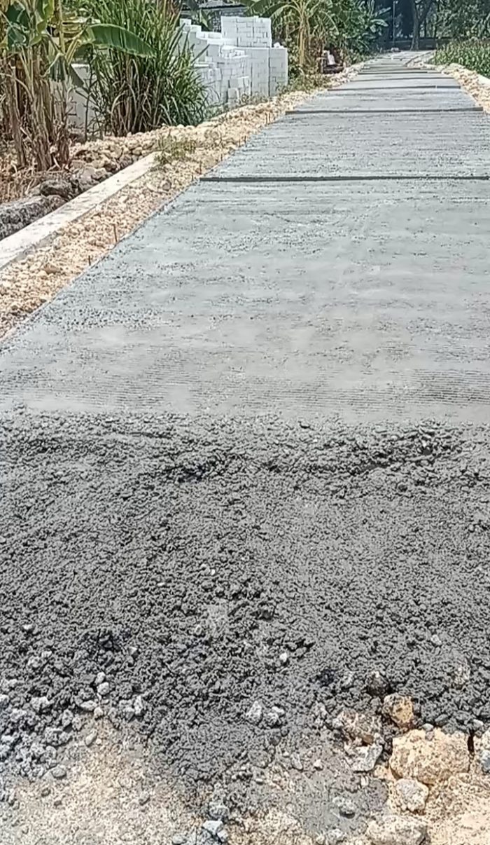 Diduga Tidak Sesuai Spek dan Asal Jadi Pekerjaan Rabat Beton Jalan Produksi Peternakan di Desa Sumbersari