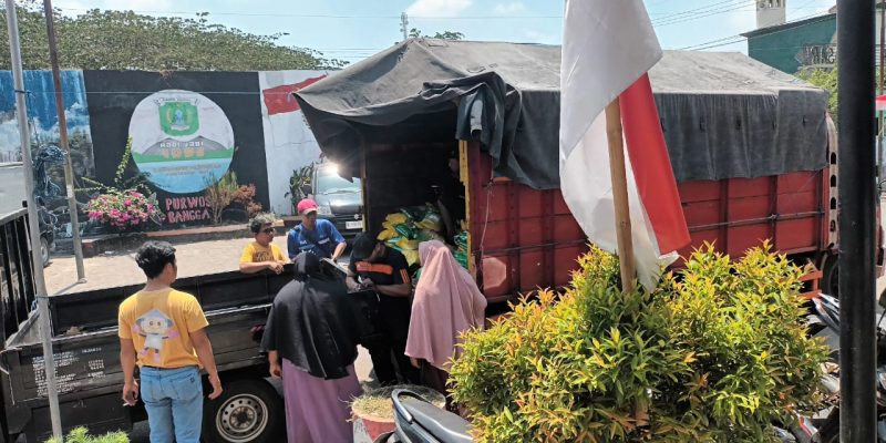Operasi Pasar Disperindag Kabupaten Pasuruan dan Bulog : Upaya Menekan Harga Beras