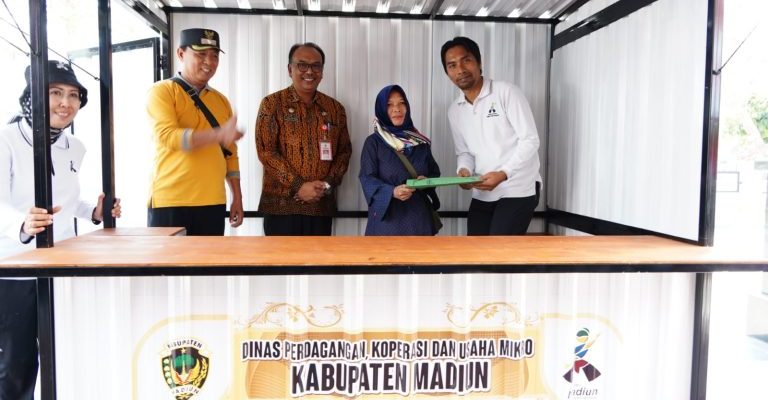Bupati Madiun Serahkan Bantuan Booth Container Untuk UMKM