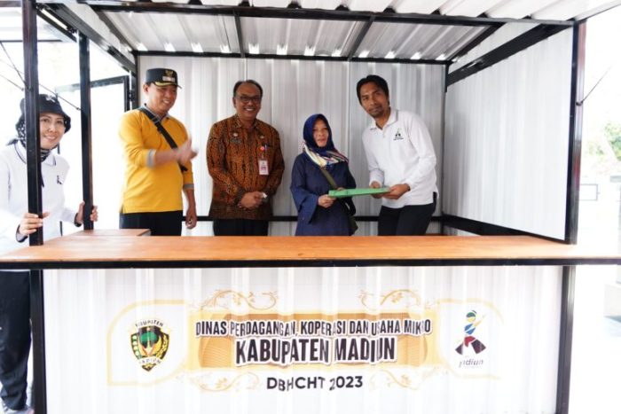 Bupati Madiun Serahkan Bantuan Booth Container Untuk UMKM