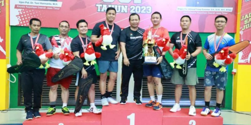 Kapolda Jatim Serahkan Piala dan Medali Kepada Juara Badminton Kapolda Cup 2023