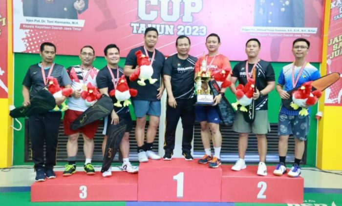 Kapolda Jatim Serahkan Piala dan Medali Kepada Juara Badminton Kapolda Cup 2023