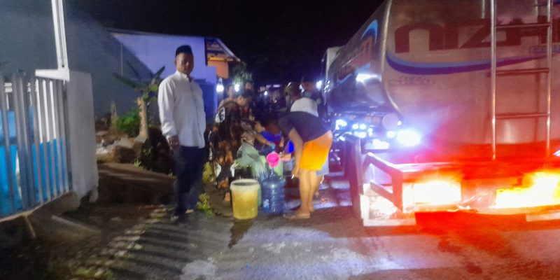 Musim Kemarau Pemerintahan Desa Tanjungsari Distribusikan Air Bersih untuk Warga