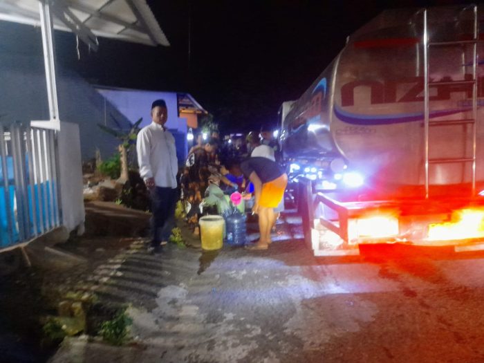 Musim Kemarau Pemerintahan Desa Tanjungsari Distribusikan Air Bersih untuk Warga