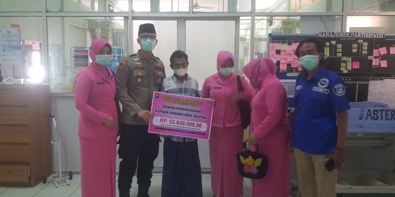 Kapolsek Sokobanah Serahkan Uang Santunan 52 Juta Rupiah Untuk Operasi Penyambungan Tangan Raihan