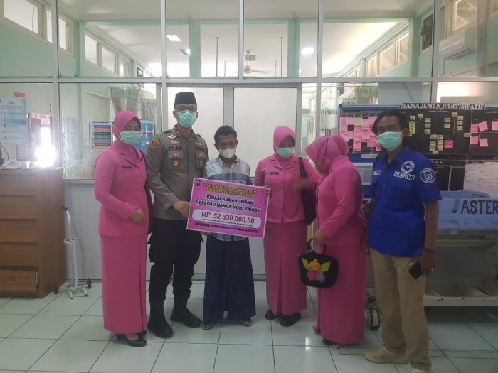 Kapolsek Sokobanah Serahkan Uang Santunan 52 Juta Rupiah Untuk Operasi Penyambungan Tangan Raihan