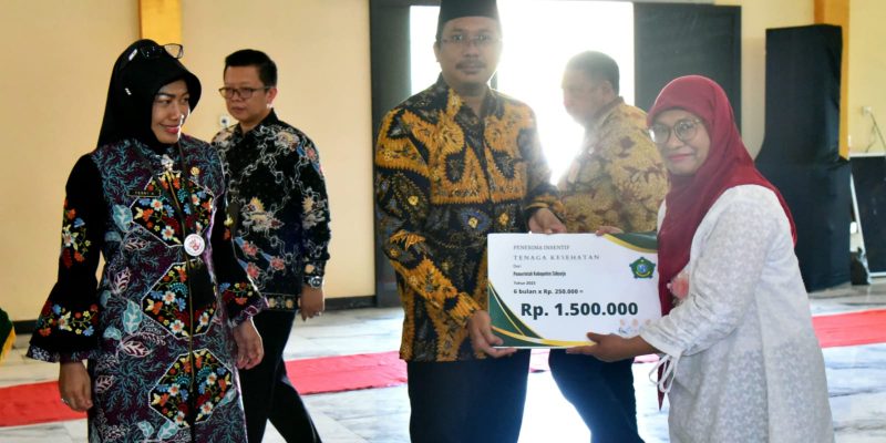 Bagikan Insetif Nakes dan Honor Kader Kesehatan, Gus Muhdlor Puji Kader dengan Pengabdian 40 tahun Lebih