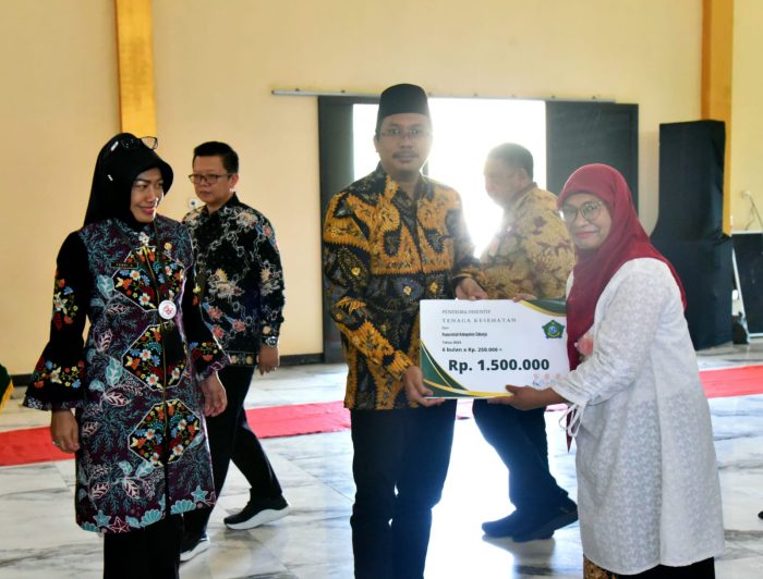 Bagikan Insetif Nakes dan Honor Kader Kesehatan, Gus Muhdlor Puji Kader dengan Pengabdian 40 tahun Lebih
