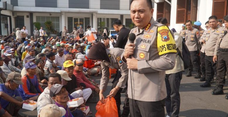 Kapolrestabes Surabaya Ajak Sarapan Pagi Bersama Abang Becak dan Berbagi Paket Sembako