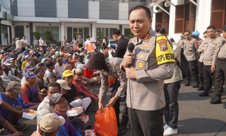 Kapolrestabes Surabaya Ajak Sarapan Pagi Bersama Abang Becak dan Berbagi Paket Sembako