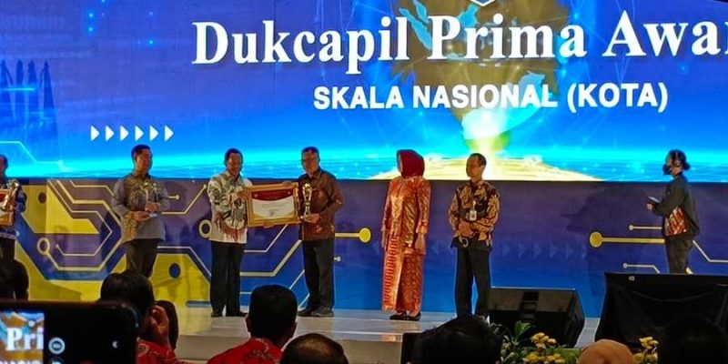 Pemkot Surabaya Raih Penghargaan Dukcapil Prima Award Kategori Kota Dengan Jumlah Penduduk Besar