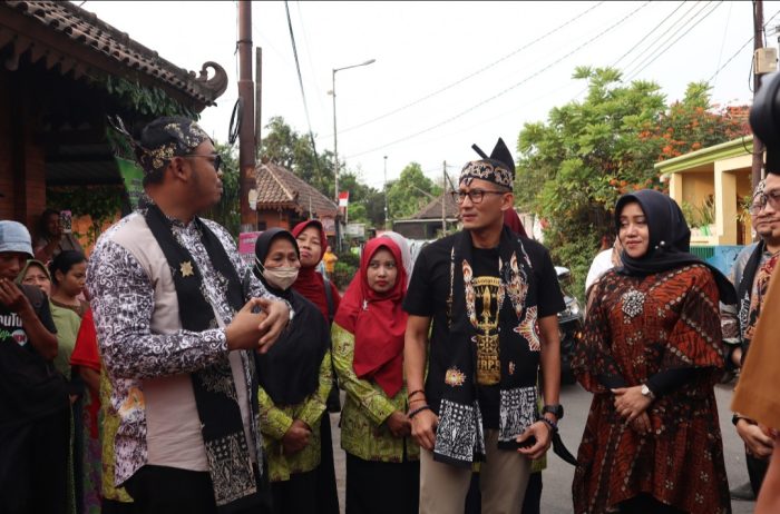 Terima Bantuan DPU-Parekraf Dari Kemenparekraf RI, Bupati Ikfina Harap Dapat Picu Semangat Warga Desa Wisata Kampung Majapahit