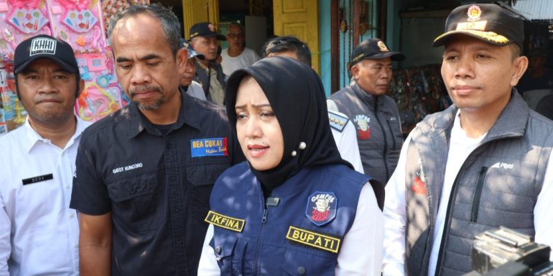Gempur Rokok Ilegal, Bupati Ikfina Sidak Pasar Pohjejer
