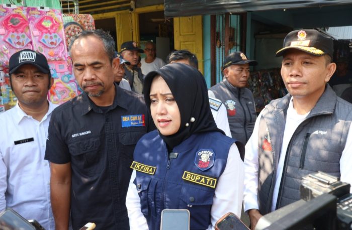 Gempur Rokok Ilegal, Bupati Ikfina Sidak Pasar Pohjejer