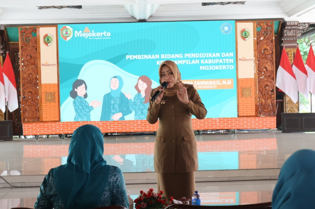Gelar Rapat Pleno, Bupati Ikfina Bina Kader PKK Bidang Pendidikan Dan Keterampilan