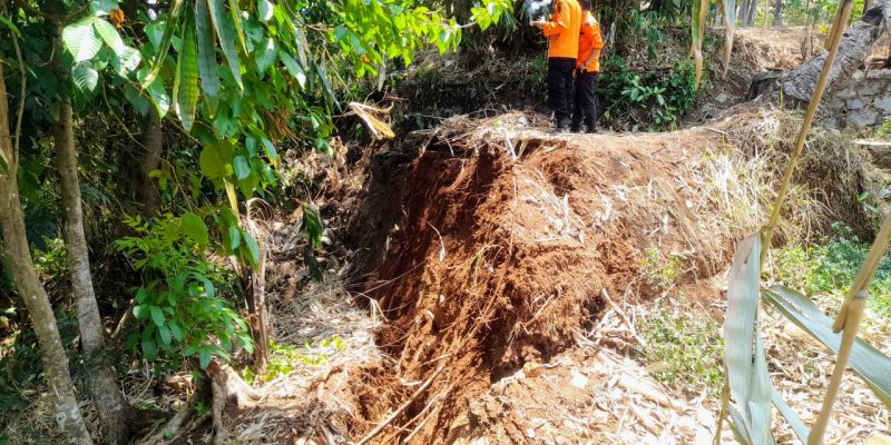 Terjadi Longsor Di Wilayah Dusun III Deda Tanjungsari Yang Di Sebabkan Oleh Hujan