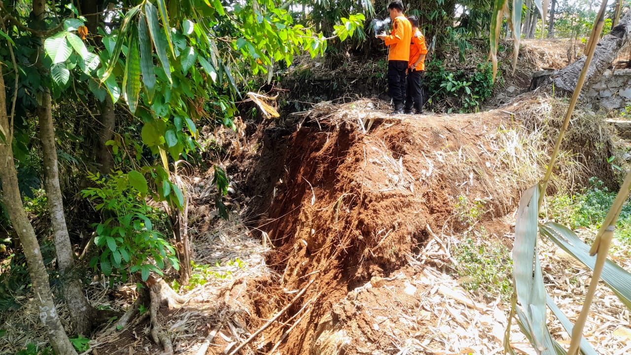 Terjadi Longsor Di Wilayah Dusun III Deda Tanjungsari Yang Di Sebabkan Oleh Hujan