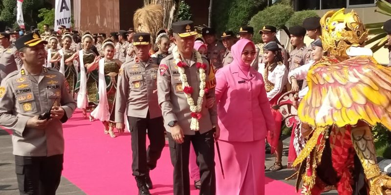 Tari Tradisional Sambut Irjen Imam Sugianto Kapolda Jatim Yang Baru.