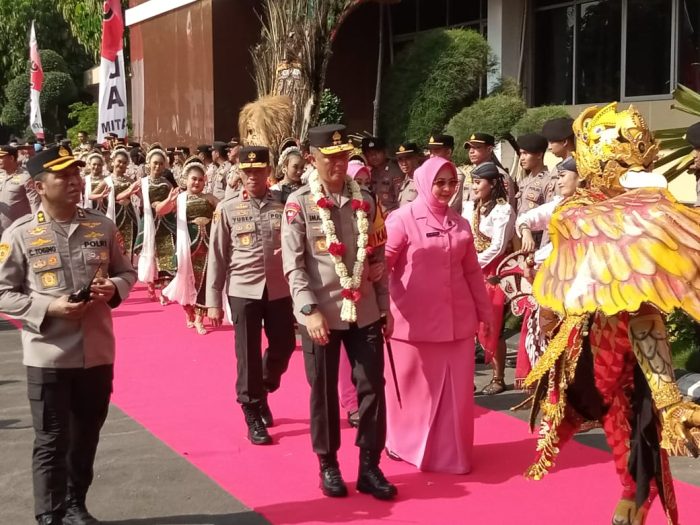 Tari Tradisional Sambut Irjen Imam Sugianto Kapolda Jatim Yang Baru.
