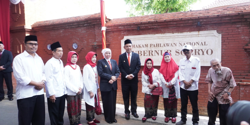 HUT PEMPROV Jatim Ke-78, Gubernur Khofifah Ziarah Ke Makam Gubernur Suryo